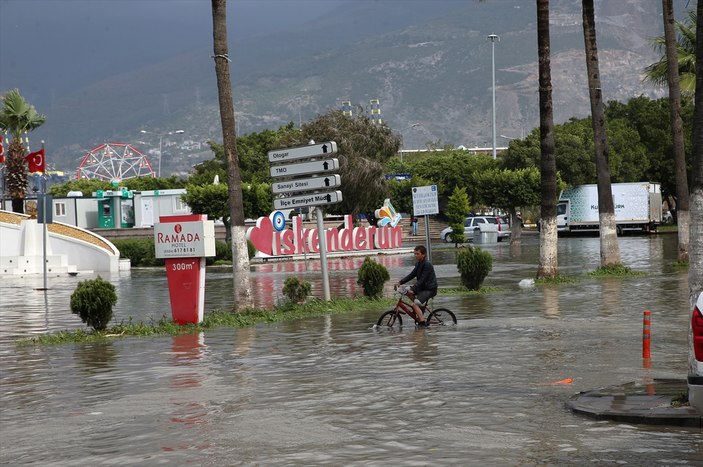 Deprem bölgesi su altında kaldı! İskenderun'da sağanak yağmur yaşamı olumsuz etkiledi