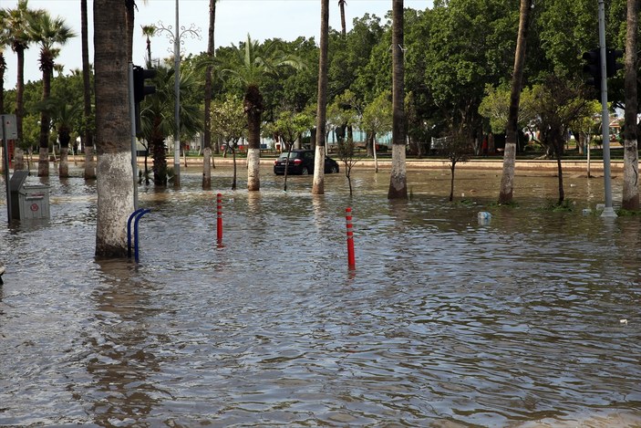 Deprem bölgesi su altında kaldı! İskenderun'da sağanak yağmur yaşamı olumsuz etkiledi