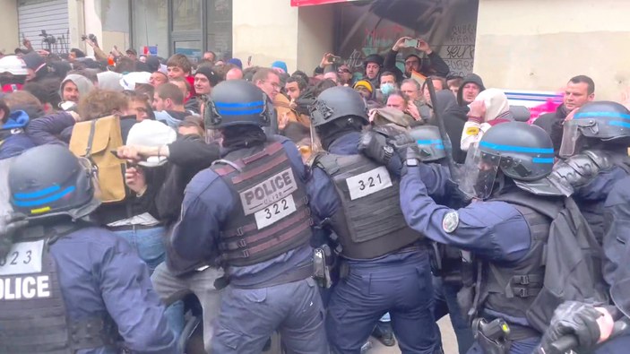 Fransız polisinin önüne geleni copladığı anlar