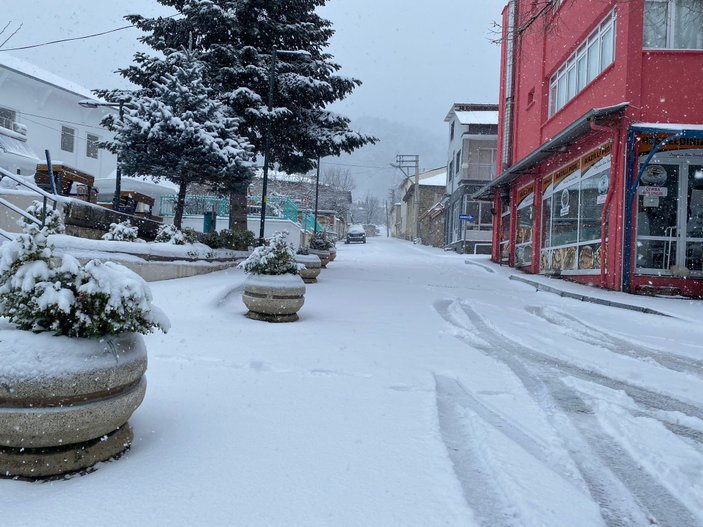 İzmir'de kar yağışı şaşırttı