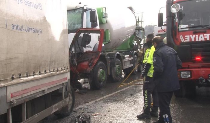 Sancaktepe'de beton mikseri ile kamyonet kafa kafaya çarpıştı: 1 ölü