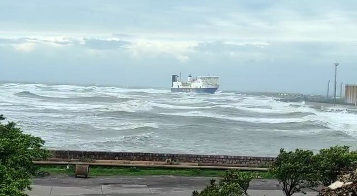 10 yıldır İskenderun Körfezi'nde bekletilen hacizli gemi, fırtınada karaya sürüklendi #1