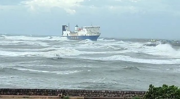 10 yıldır İskenderun Körfezi'nde bekletilen hacizli gemi, fırtınada karaya sürüklendi #2