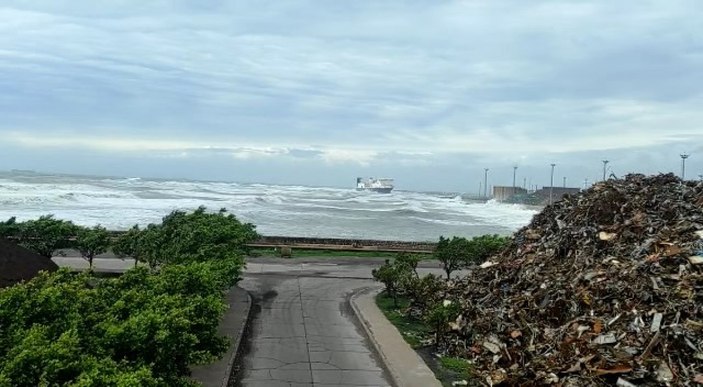 10 yıldır İskenderun Körfezi'nde bekletilen hacizli gemi, fırtınada karaya sürüklendi #3