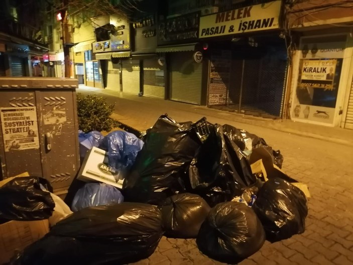 CHP'li Karşıyaka Belediyesi işçileri, maaşlarını alamayınca iş bıraktı! Sokaklar çöple doldu