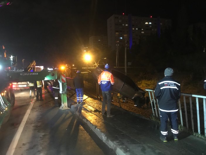 İstanbul Bakırköy'de kontrolden çıkan otomobil metro yoluna uçtu