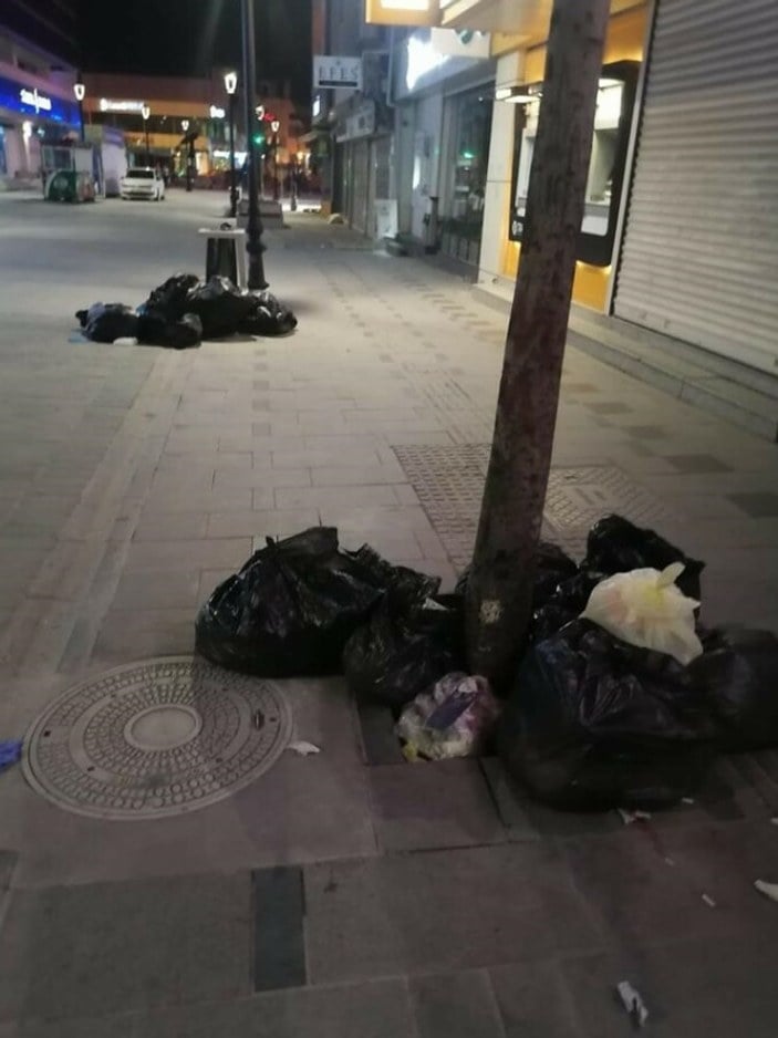 İzmir Karşıyaka'da sokaklar çöp yığınlarıyla doldu
