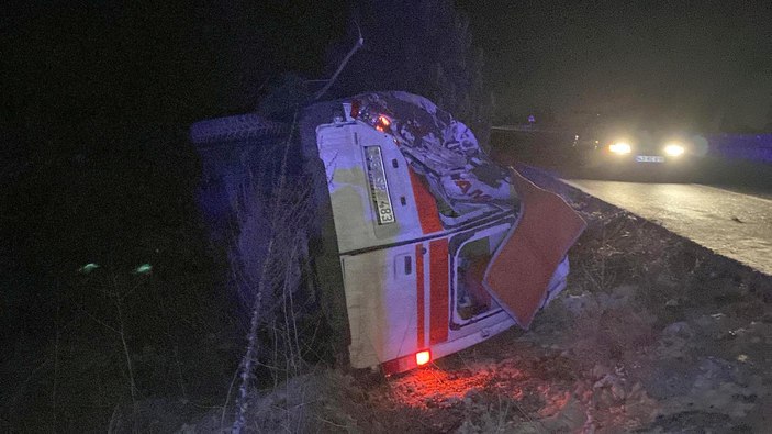 Kütahya'da ambulans kaza yaptı: 3 yaralı