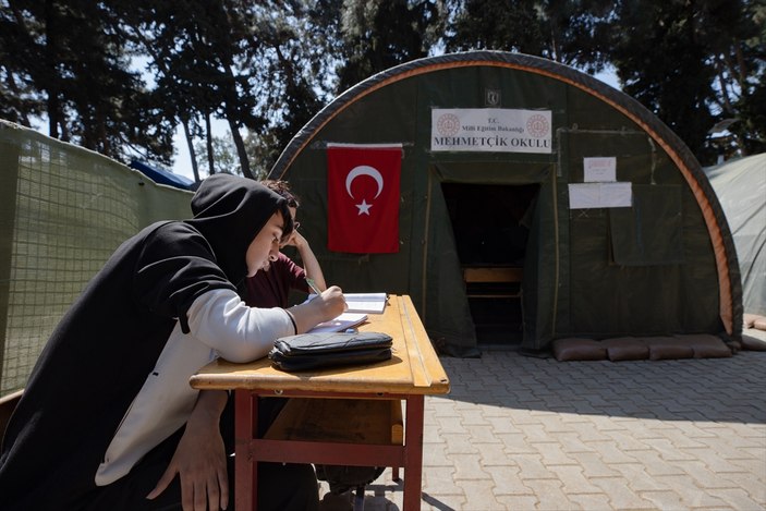 Mehmetçik, Hatay'da kurduğu donanımlı çadırlarla depremzedelere destek oluyor