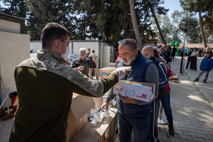 Mehmetçik, Hatay'da kurduğu donanımlı çadırlarla depremzedelere destek oluyor