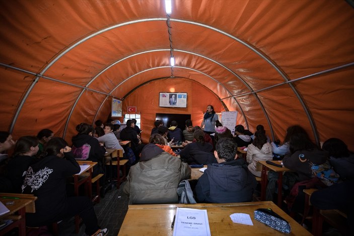 Mehmetçik, Hatay'da kurduğu donanımlı çadırlarla depremzedelere destek oluyor