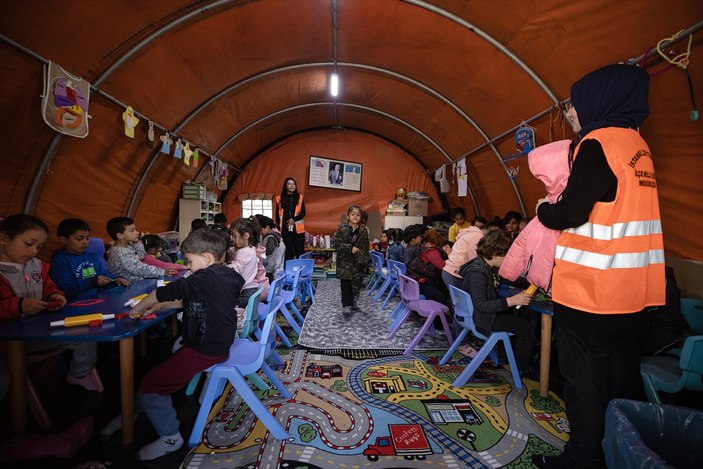 Mehmetçik, Hatay'da kurduğu donanımlı çadırlarla depremzedelere destek oluyor