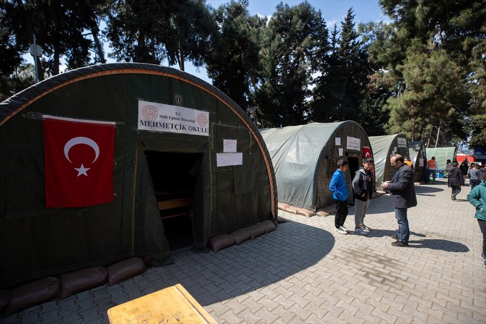 Mehmetçik, Hatay'da kurduğu donanımlı çadırlarla depremzedelere destek oluyor