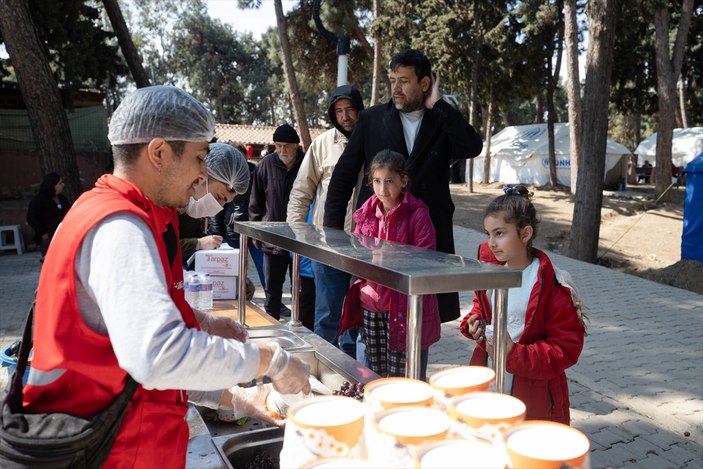 Mehmetçik, Hatay'da kurduğu donanımlı çadırlarla depremzedelere destek oluyor