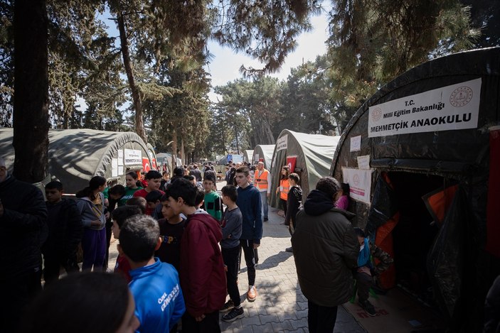 Mehmetçik, Hatay'da kurduğu donanımlı çadırlarla depremzedelere destek oluyor