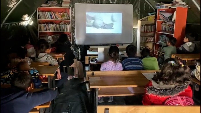 Mehmetçik Okulları yüzleri güldürmeye devam ediyor! Depremzede çocuklara çizgi film izletildi