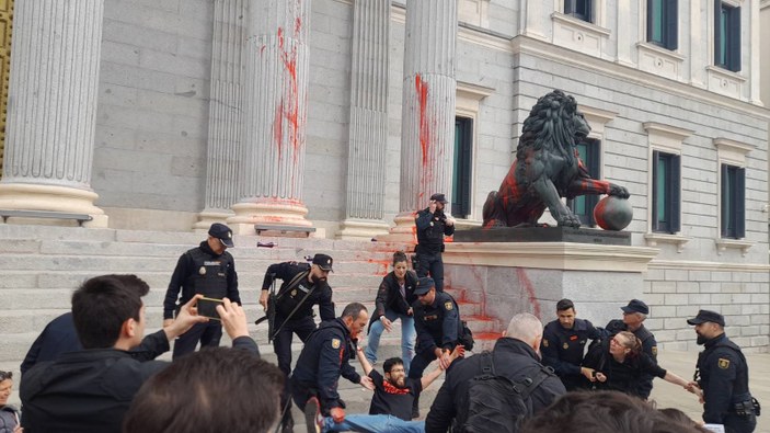 İspanya'da aktivistler parlamento binasına boyayla saldırdı: 9 gözaltı