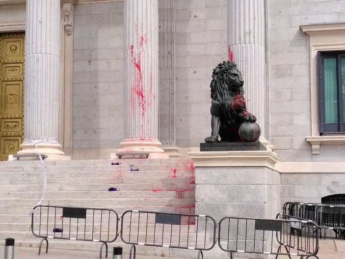 İspanya'da aktivistler parlamento binasına boyayla saldırdı: 9 gözaltı