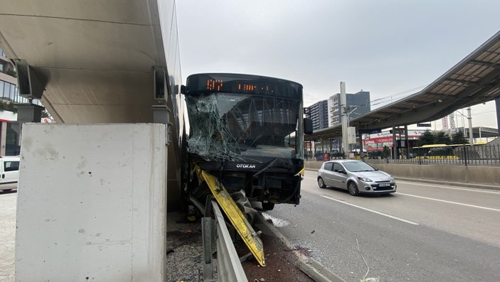 Bursa'da belediye otobüsünün bariyer saplandığı kaza anı