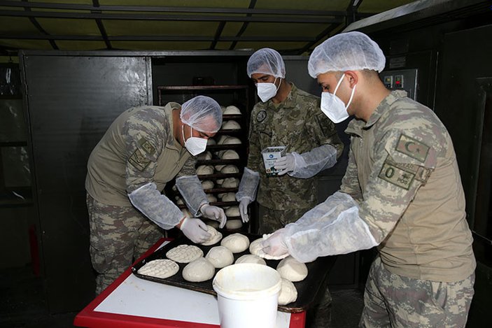 Kahramanmaraş'ta Mehmetçik'ten depremzedeler için ekmek ve pide üretimi