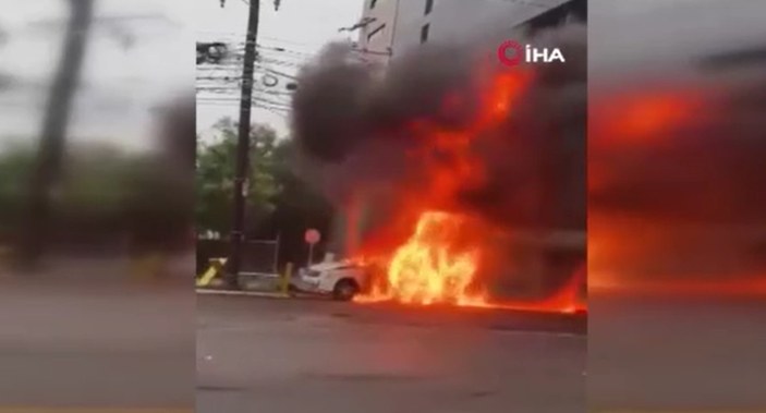 Meksika'da alev alev yanan sürücüsüz otomobil, trafikte metrelerce ilerledi