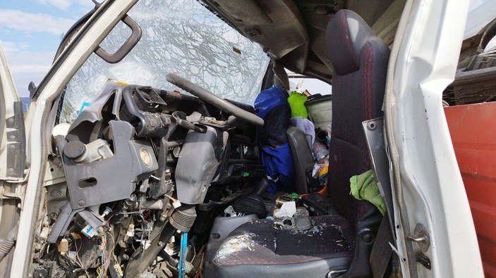 Bursa'da çekici emniyet şeridinde kamyonete arkadan çarptı: 2 yaralı