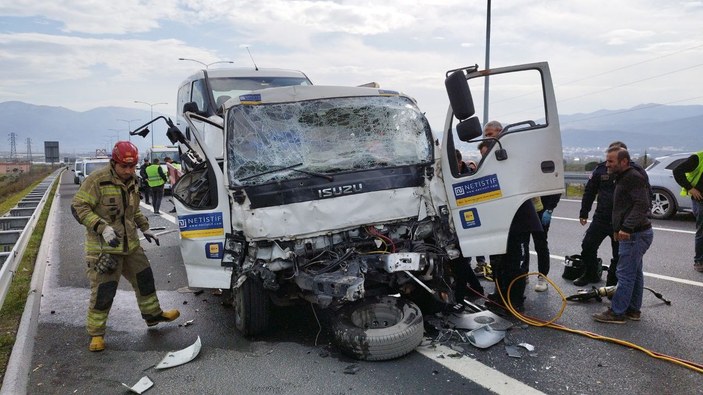 Bursa'da çekici emniyet şeridinde kamyonete arkadan çarptı: 2 yaralı
