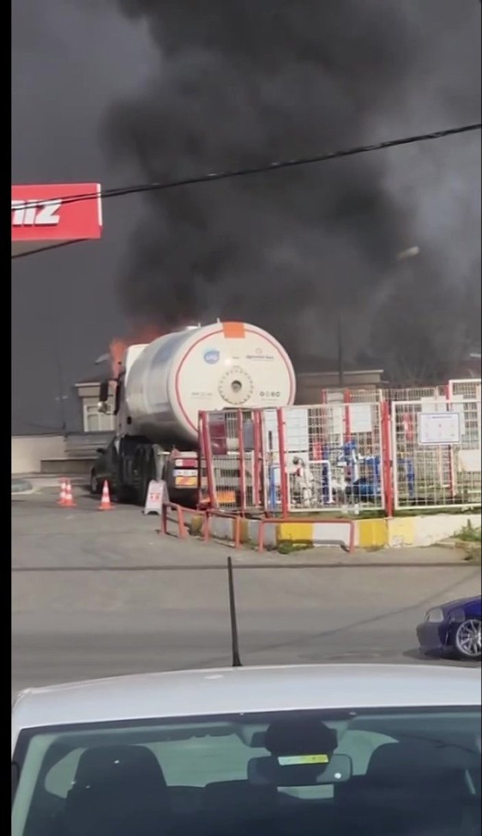 İstanbul'da akaryakıt istasyonunda yangın: Gaz tankeri alev alev yandı