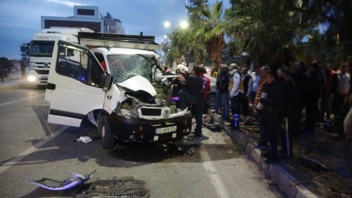 Mersin'de otomobil karşı şeride geçip kamyonete çarptı: 1 ölü, 3 yaralı