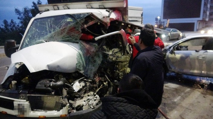 Mersin'de otomobil karşı şeride geçip kamyonete çarptı: 1 ölü, 3 yaralı