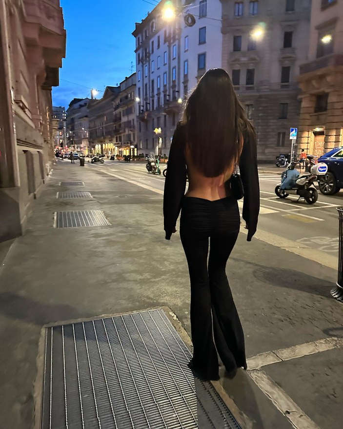 Aşk yaradı! Hande Erçel hem sırt hem de göğüs dekoltesiyle Milano sokaklarında