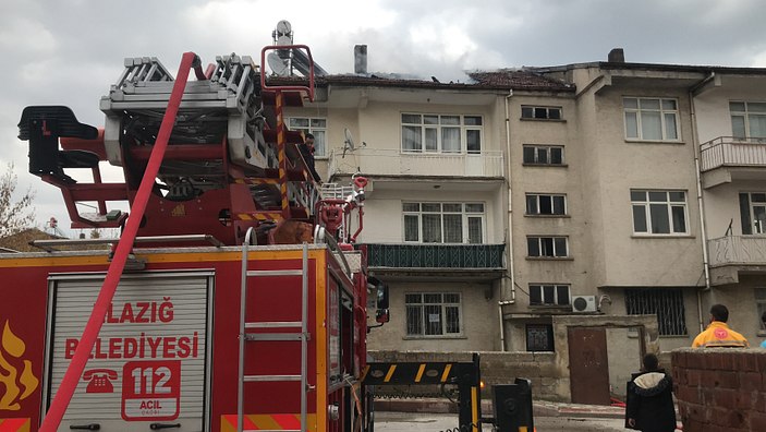 Elazığ'da çatı yangını, büyümeden söndürüldü