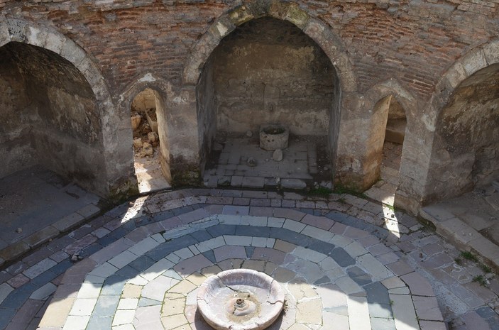 Kahramanamaraş'ta depremin ardından tarihi caminin dairesel pencereleri ortaya çıktı