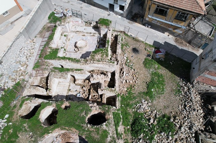 Kahramanamaraş'ta depremin ardından tarihi caminin dairesel pencereleri ortaya çıktı