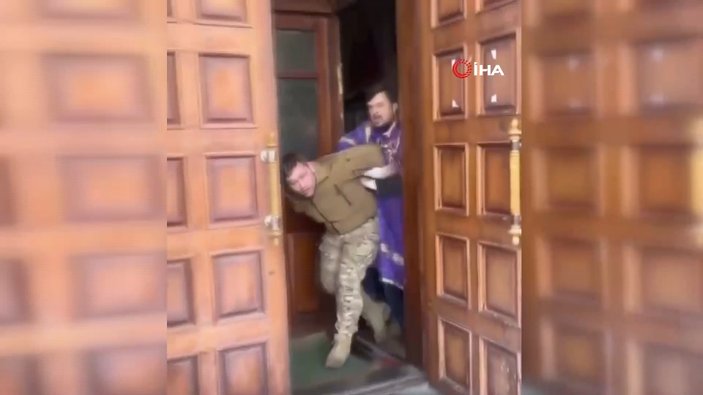 Ukrayna'da rahip ile Ukraynalı asker arasında kilisede ayin sırasında kavga çıktı