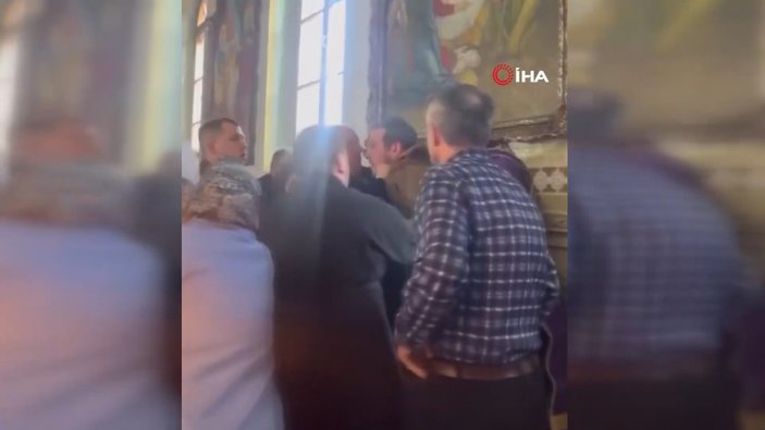 Ukrayna'da rahip ile Ukraynalı asker arasında kilisede ayin sırasında kavga çıktı