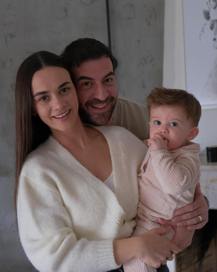 Hande Soral ve İsmail Demirci'den aile pozu geldi: Ali'nin yüzü ilk kez görüldü