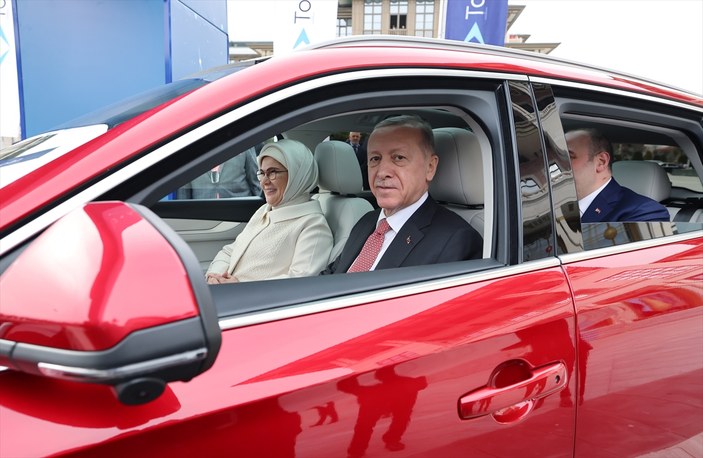Külliye'ye çekilen Togg'lar Cumhurbaşkanı Erdoğan'a teslim edildi