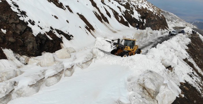 Muş'ta 5 metre karla mücadele