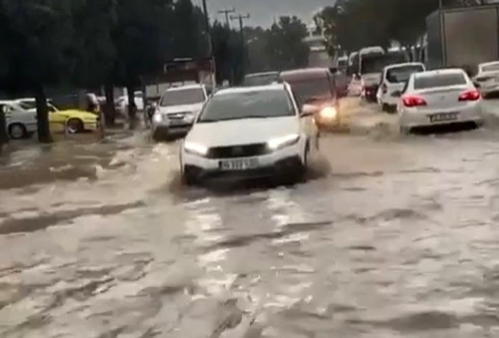İzmir'de sağanak yağış etkisini gösterdi! Vatandaşlar yolda kaldı