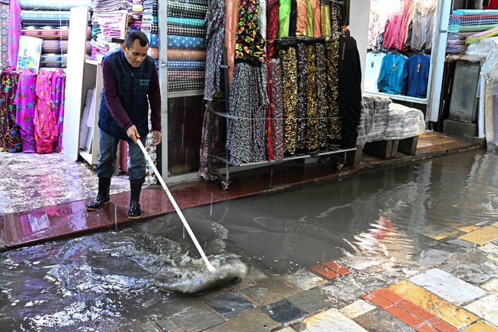 İzmir'de sağanak yağış etkisini gösterdi! Vatandaşlar yolda kaldı