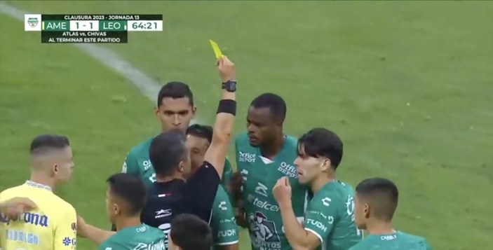 Meksika Ligi'nde hakem oyuncuya diziyle vurdu