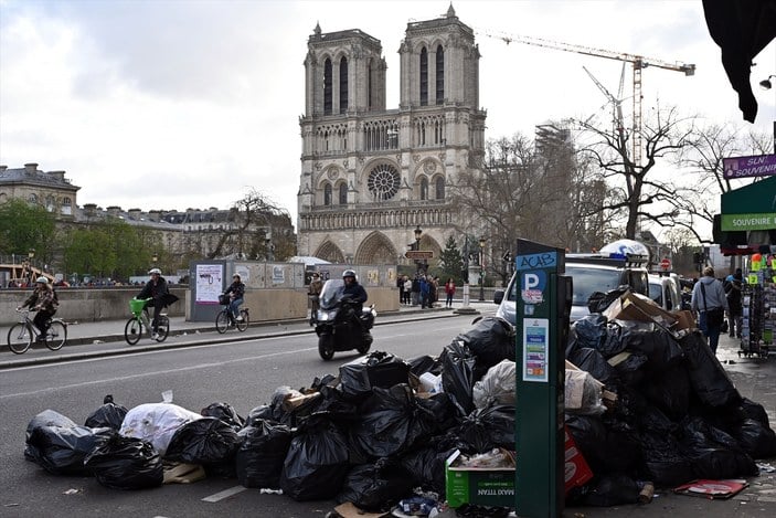 Paris'te çöp krizi büyüyor! Temizlik çalışanları 13 Nisan'da süresiz grev başlatacak