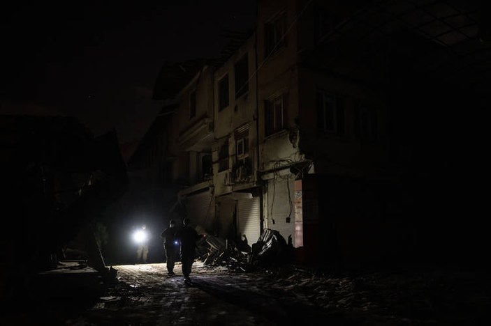 Depremden etkilenen Antakya'daki evlerde gece tek bir ışık yanmıyor