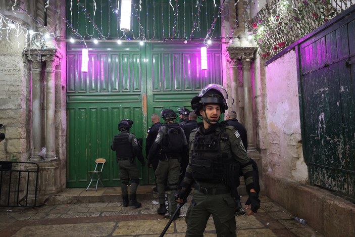 İsrail polisinden yeni baskın! Filistinliler sabah namazını Mescid-i Aksa'nın kapılarında kıldı