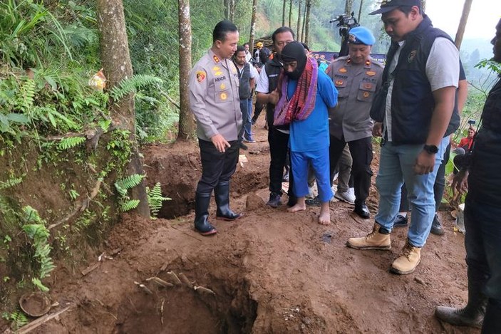 Endonezya’da bir şaman, 12 kişiyi öldürüp bahçesine gömdü
