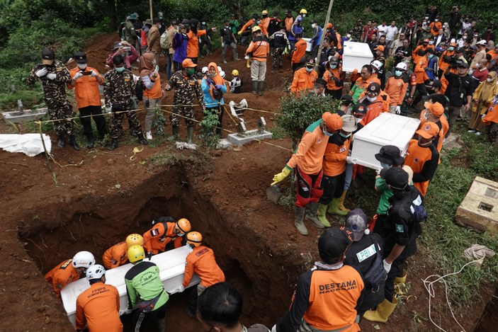 Endonezya’da bir şaman, 12 kişiyi öldürüp bahçesine gömdü