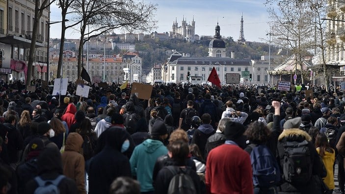 Fransa'da emeklilik reformu protestoları sürüyor: Polisler de gösterilere katıldı
