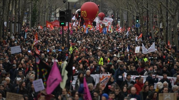 Fransa'da emeklilik reformu protestoları sürüyor: Polisler de gösterilere katıldı