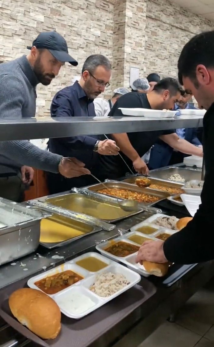 Mehmet Kasapoğlu, Adıyaman'da öğrenci yurdunda iftar yemeği dağıttı